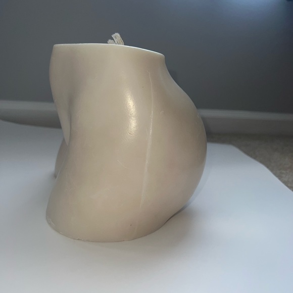 CAIYU CANDLE Le Derrière Candle in White - Picture 7 of 11